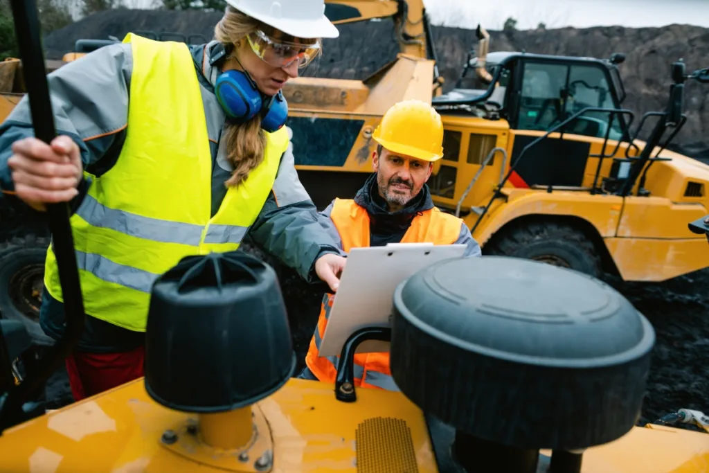 Trabajadores en cantera para Yenú S.A.